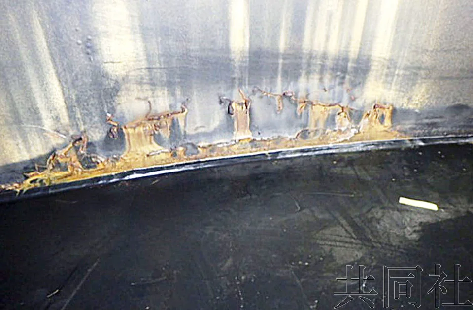 东电福岛一核污水储罐空罐内侧发现的腐蚀迹象，摄于3月26日。图自共同社