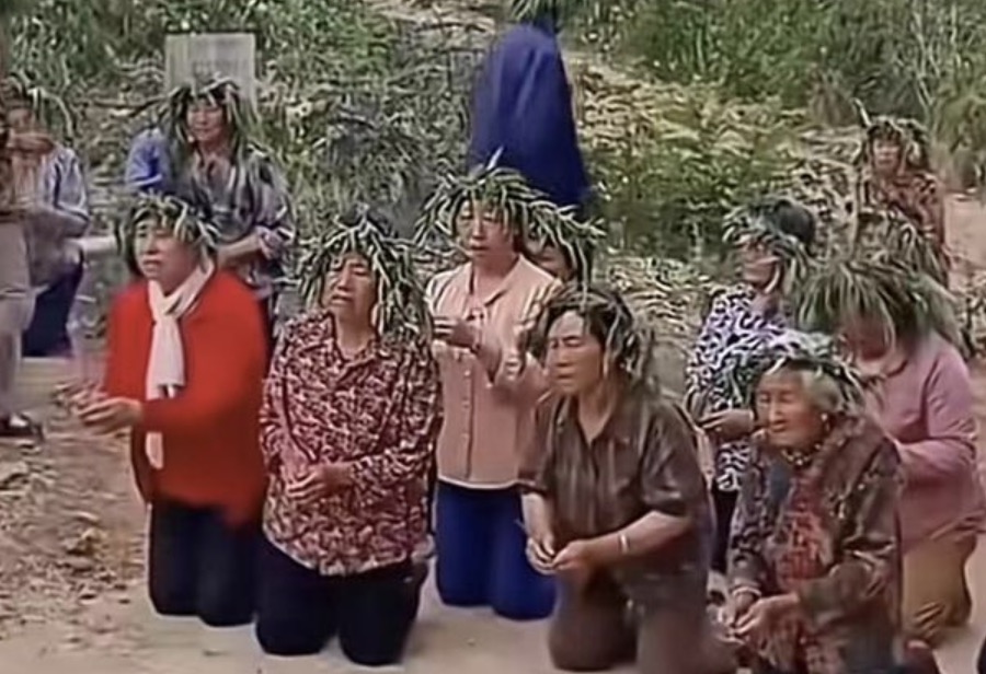 网传山东沂蒙山地区发生大旱，多位村民跪地向天求雨