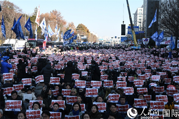 12月14日，市民团体举行集会，要求“立即弹劾尹锡悦”。人民网 李帆摄