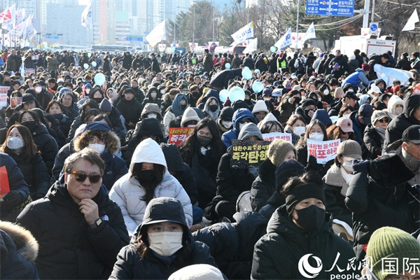 12月14日，各市民团体在韩国国会前举行大规模集会，要求“立即逮捕内乱魁首尹锡悦”。人民网 柳美铉摄