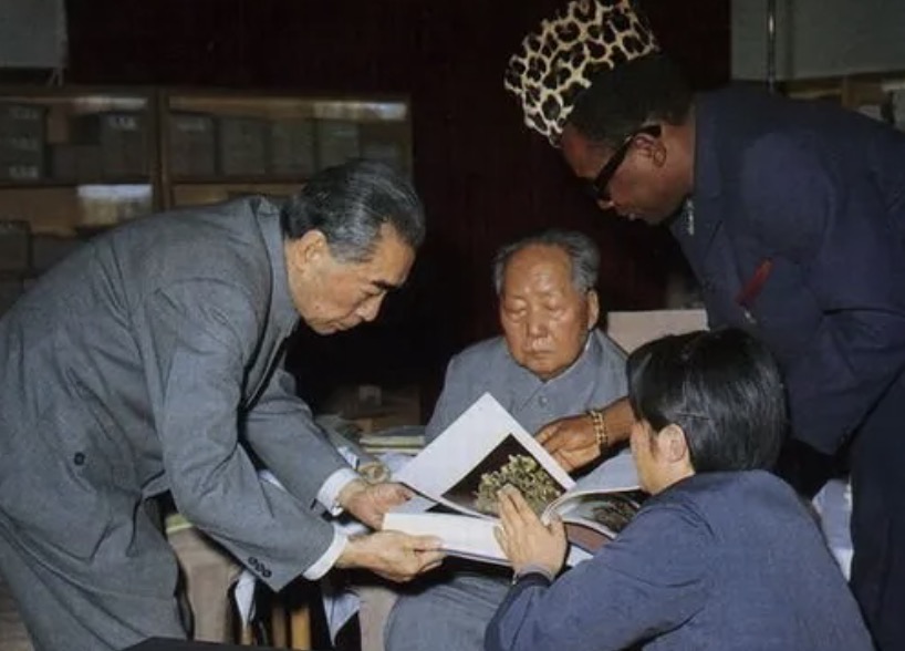 1973年1月13日周恩来总理陪同毛泽东主席会见扎伊尔总统